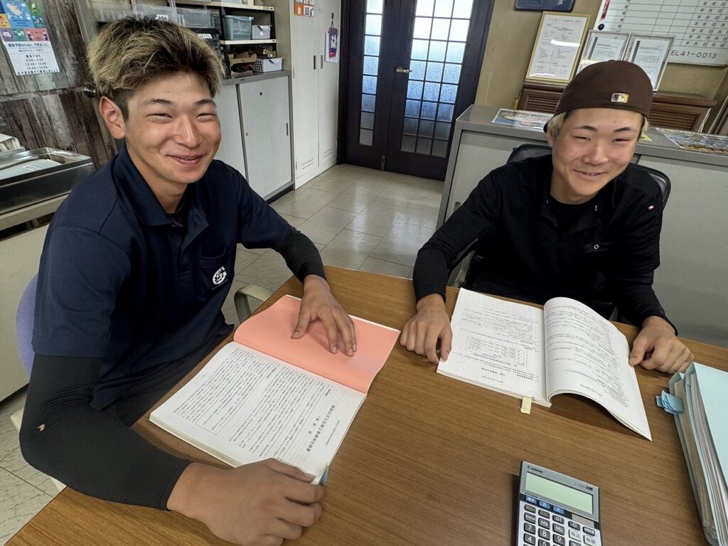 サンヨー圧接株式会社で圧接について説明を受けている職場見学者