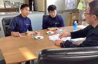 サンヨー圧接株式会社で圧接について説明を受けている職場見学者