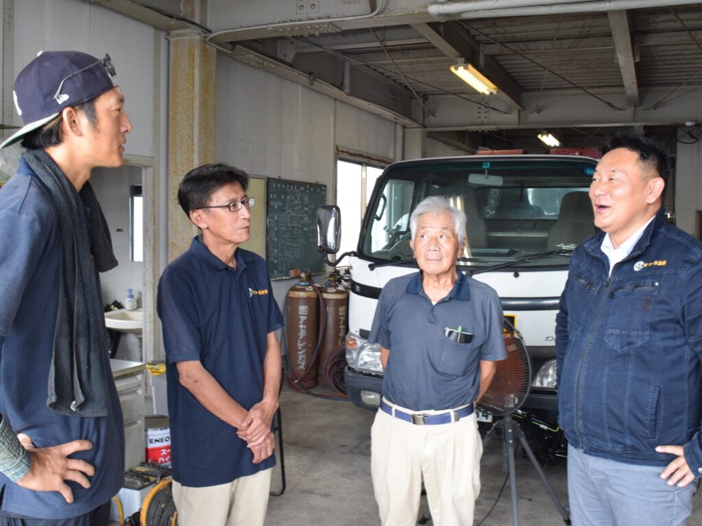 サンヨー圧接　社長と話す玉川さんや社員
